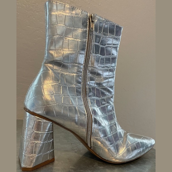 Silver Bootie, Size 6, Like New - Picture 2 of 7